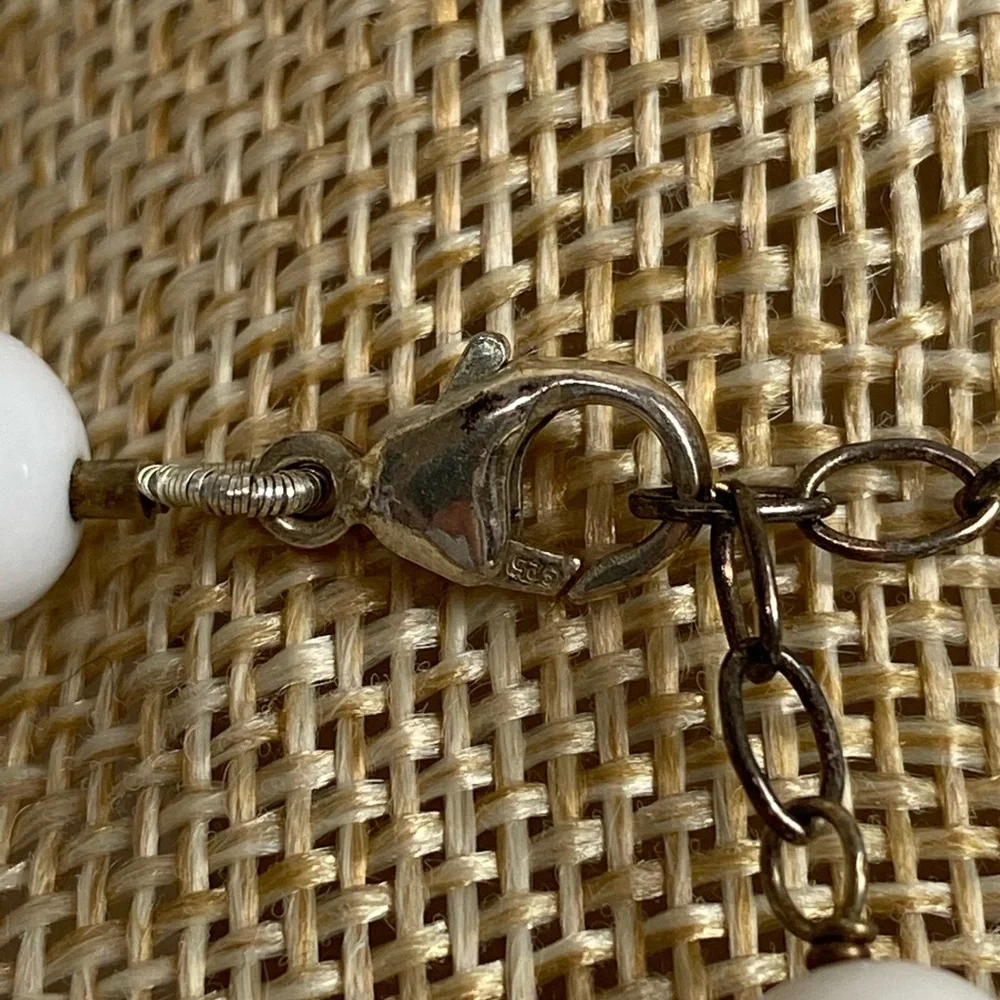 Vintage white bead necklace on sterling silver chain - Picture 6 of 7